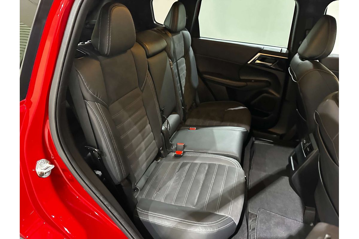 2023 Mitsubishi Outlander Black Edition ZM