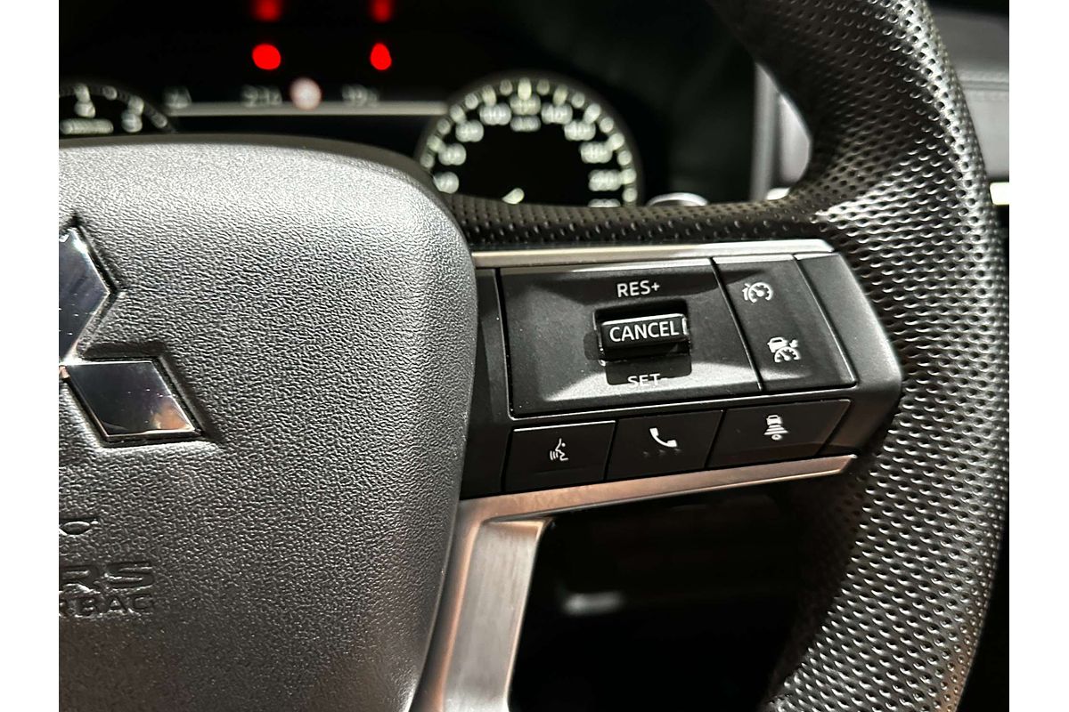 2023 Mitsubishi Outlander Black Edition ZM