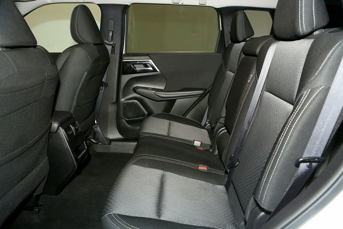 2024 Mitsubishi Outlander LS ZM