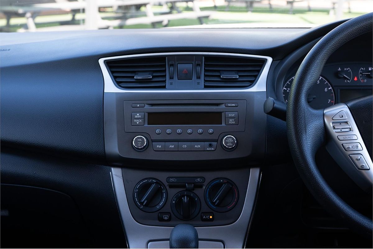 2014 Nissan Pulsar ST B17
