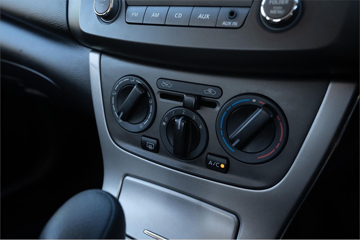 2014 Nissan Pulsar ST B17