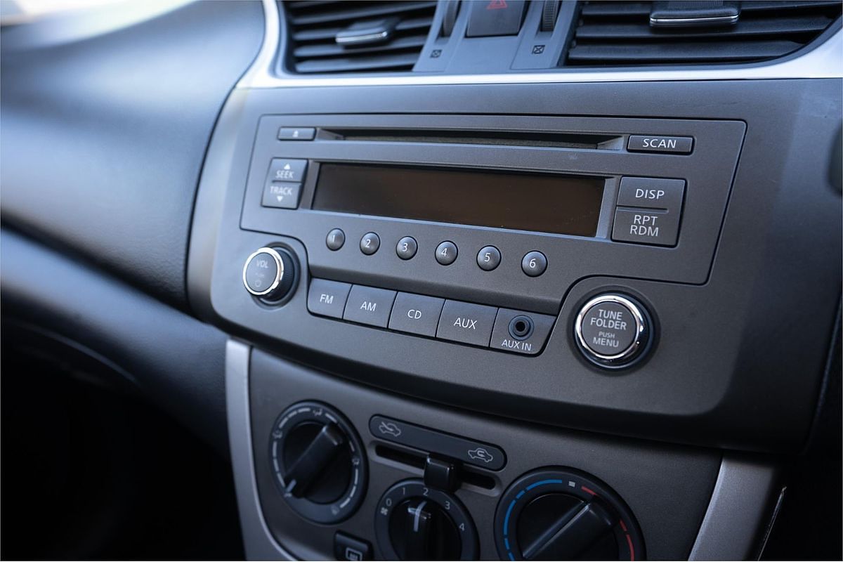 2014 Nissan Pulsar ST B17