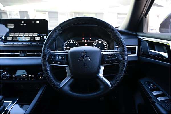 2023 Mitsubishi Outlander Black Edition ZM