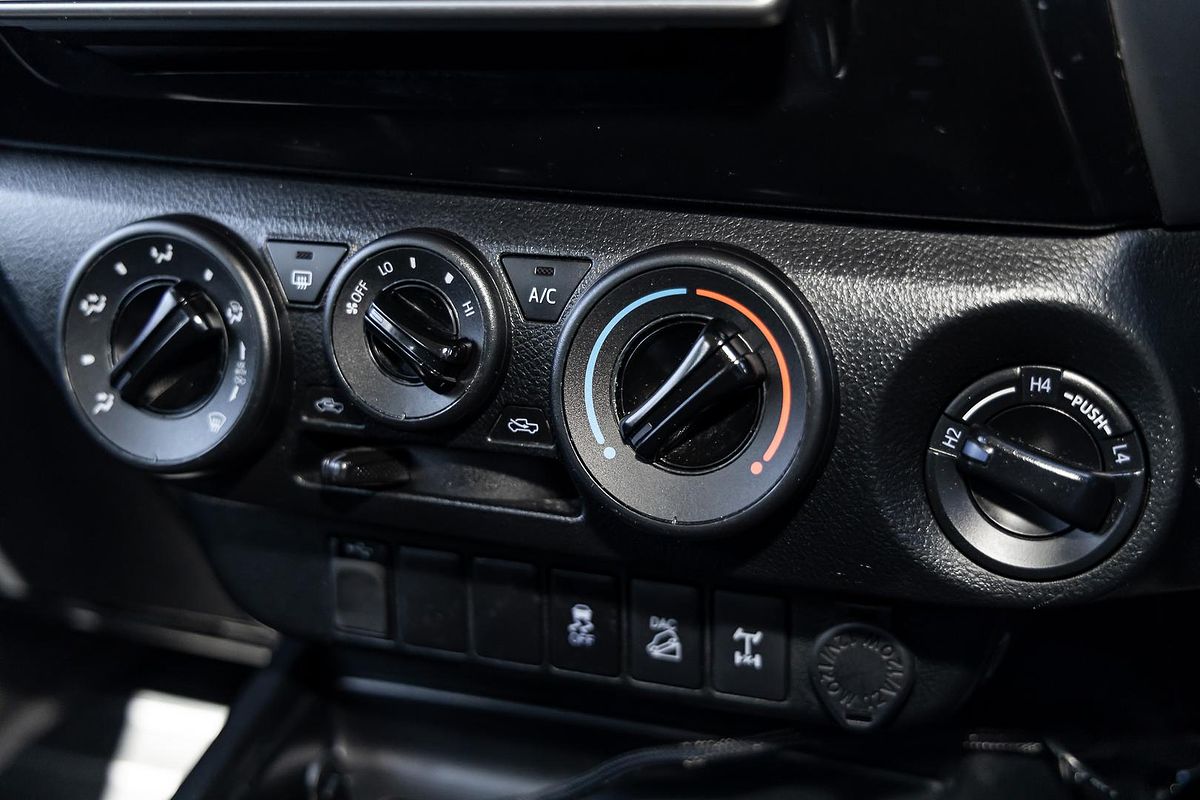 2017 Toyota Hilux SR GUN126R 4X4