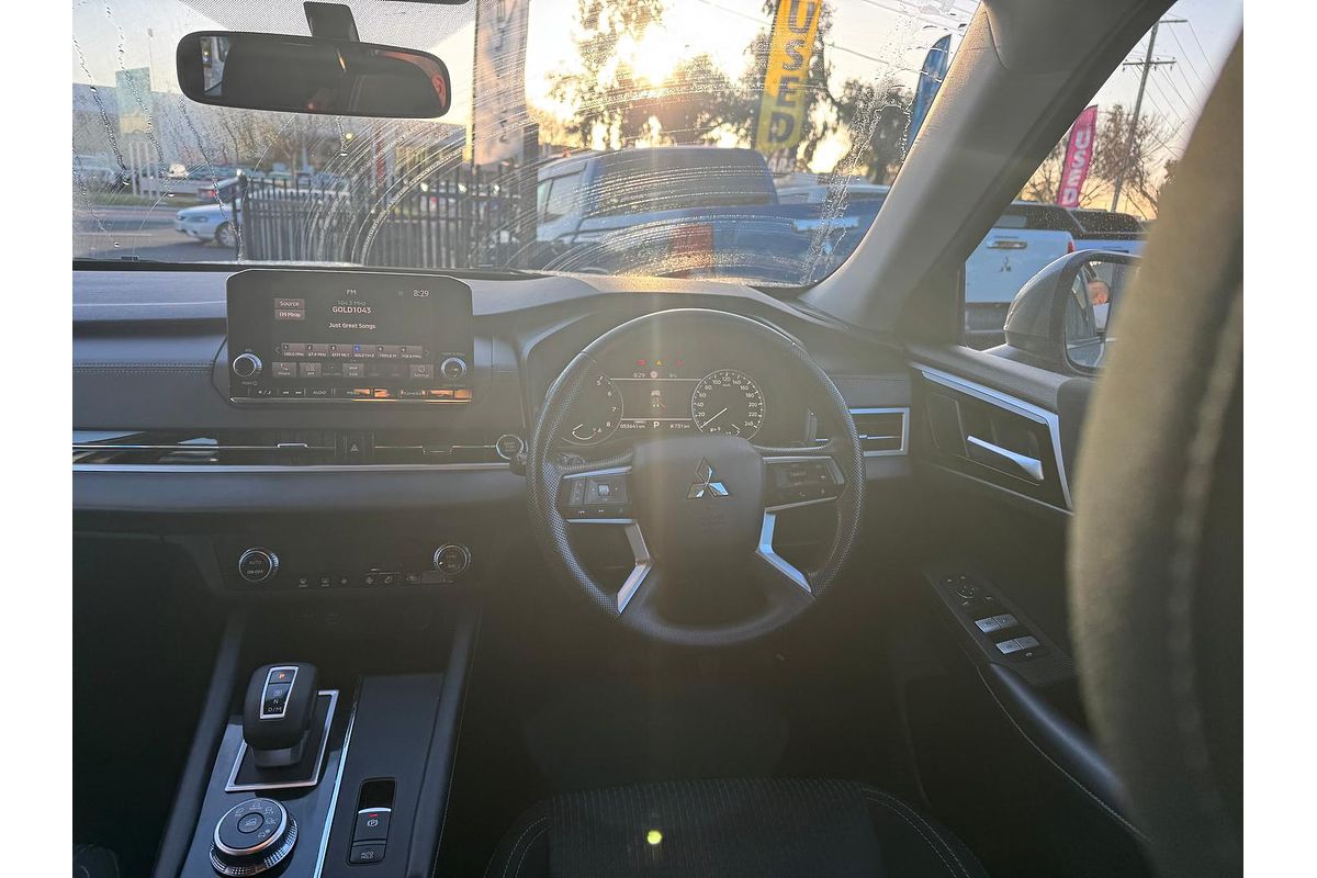 2023 Mitsubishi Outlander ES ZM
