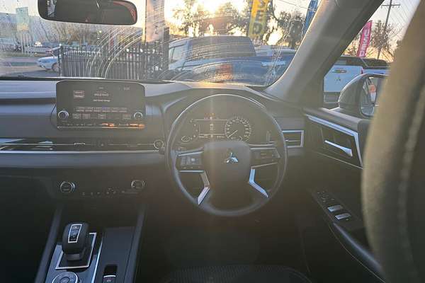2023 Mitsubishi Outlander ES ZM