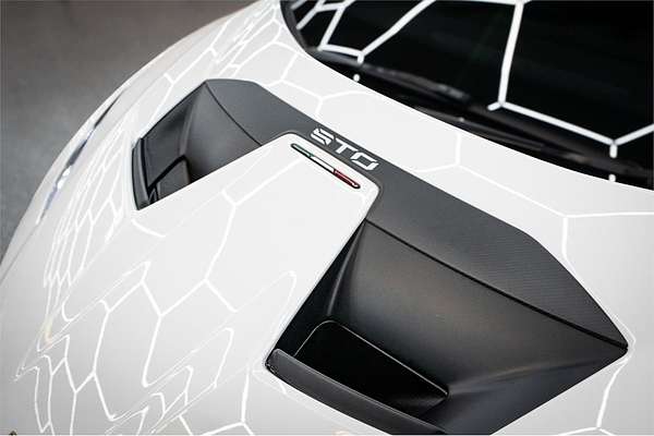 2022 Lamborghini Huracan STO 724