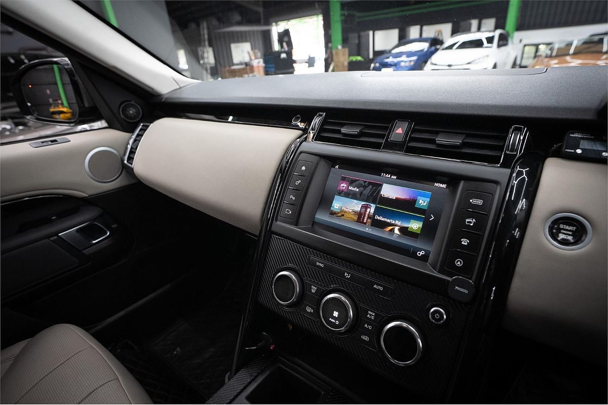 2017 Land Rover Discovery SD4 SE Series 5