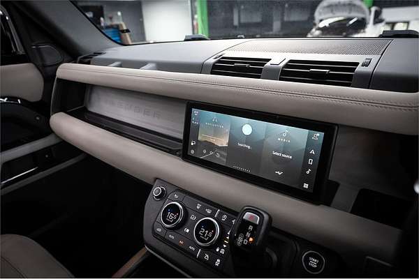 2021 Land Rover Defender 110 D300 SE L663