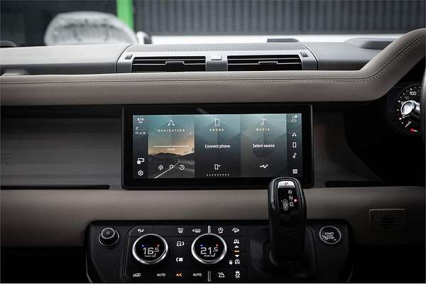 2021 Land Rover Defender 110 D300 SE L663