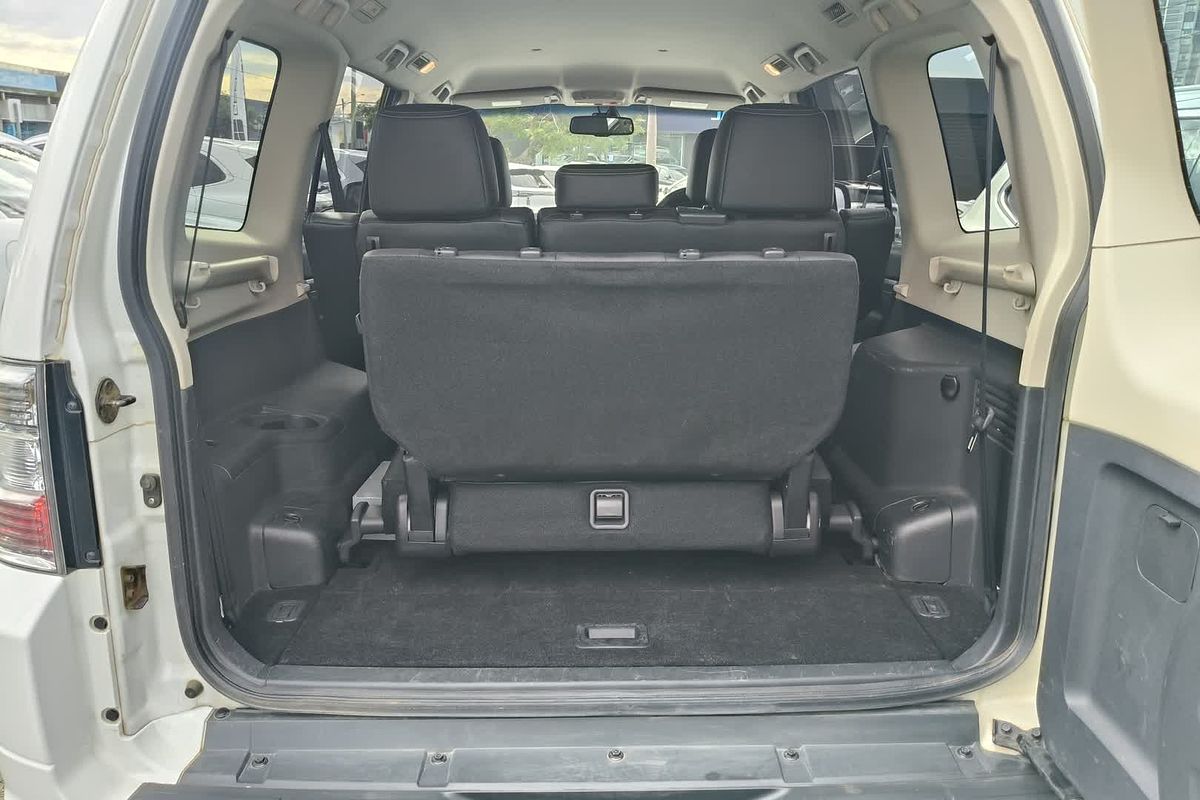 2014 Mitsubishi Pajero VR-X NW