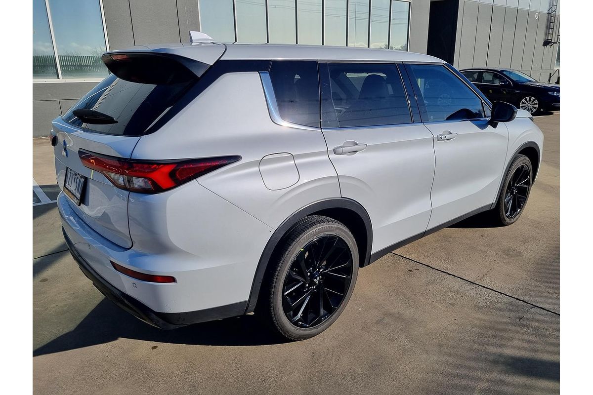 2023 Mitsubishi Outlander Black Edition ZM