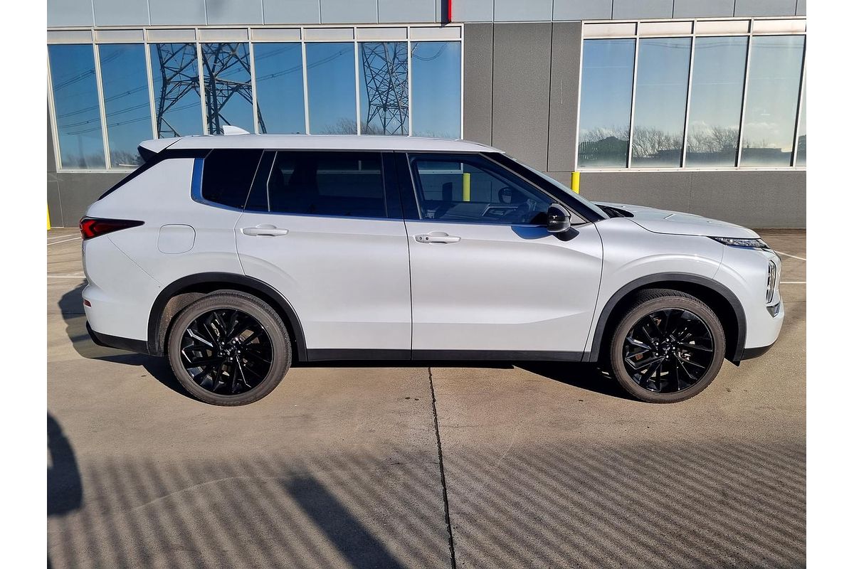 2023 Mitsubishi Outlander Black Edition ZM