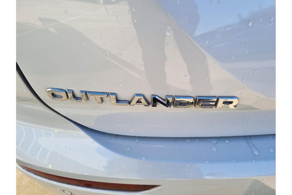 2023 Mitsubishi Outlander Black Edition ZM