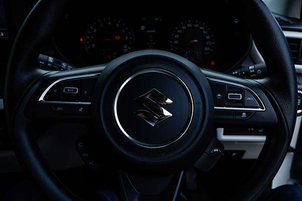 2025 Suzuki Swift Hybrid UZ