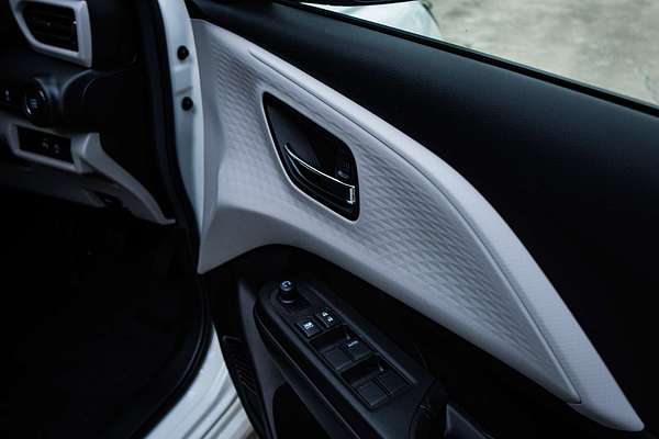 2025 Suzuki Swift Hybrid UZ