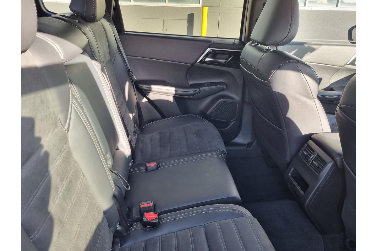 2023 Mitsubishi Outlander Black Edition ZM