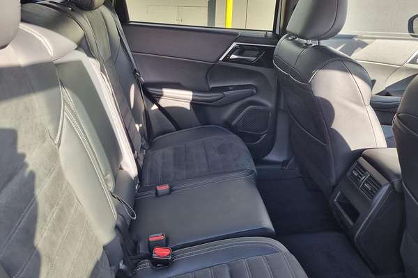 2023 Mitsubishi Outlander Black Edition ZM