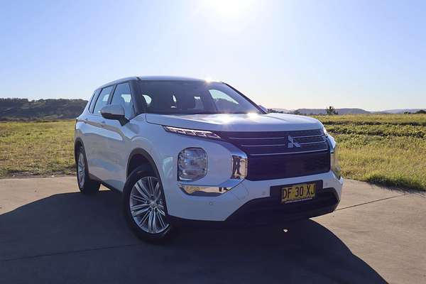 2022 Mitsubishi Outlander ES ZM