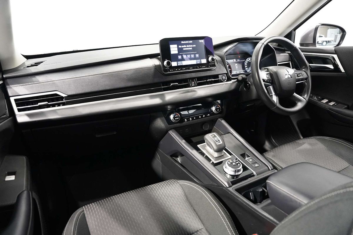 2023 Mitsubishi Outlander ES ZM