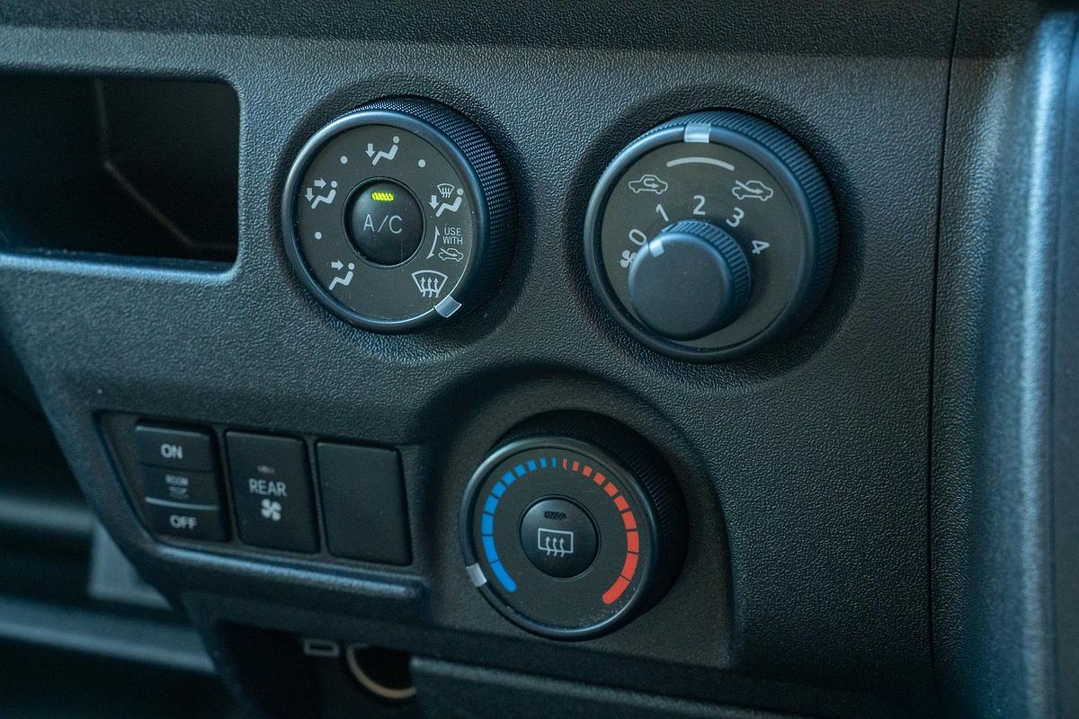 2017 Toyota Hiace Commuter KDH223R