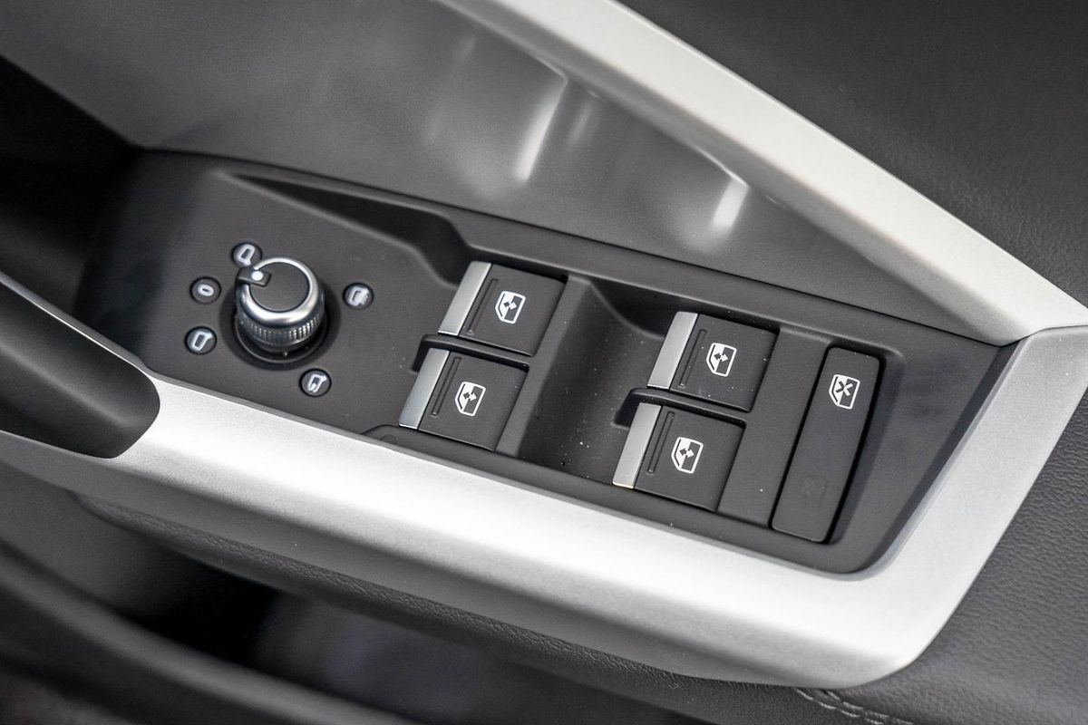 2025 Audi Q3 35 TFSI S line F3