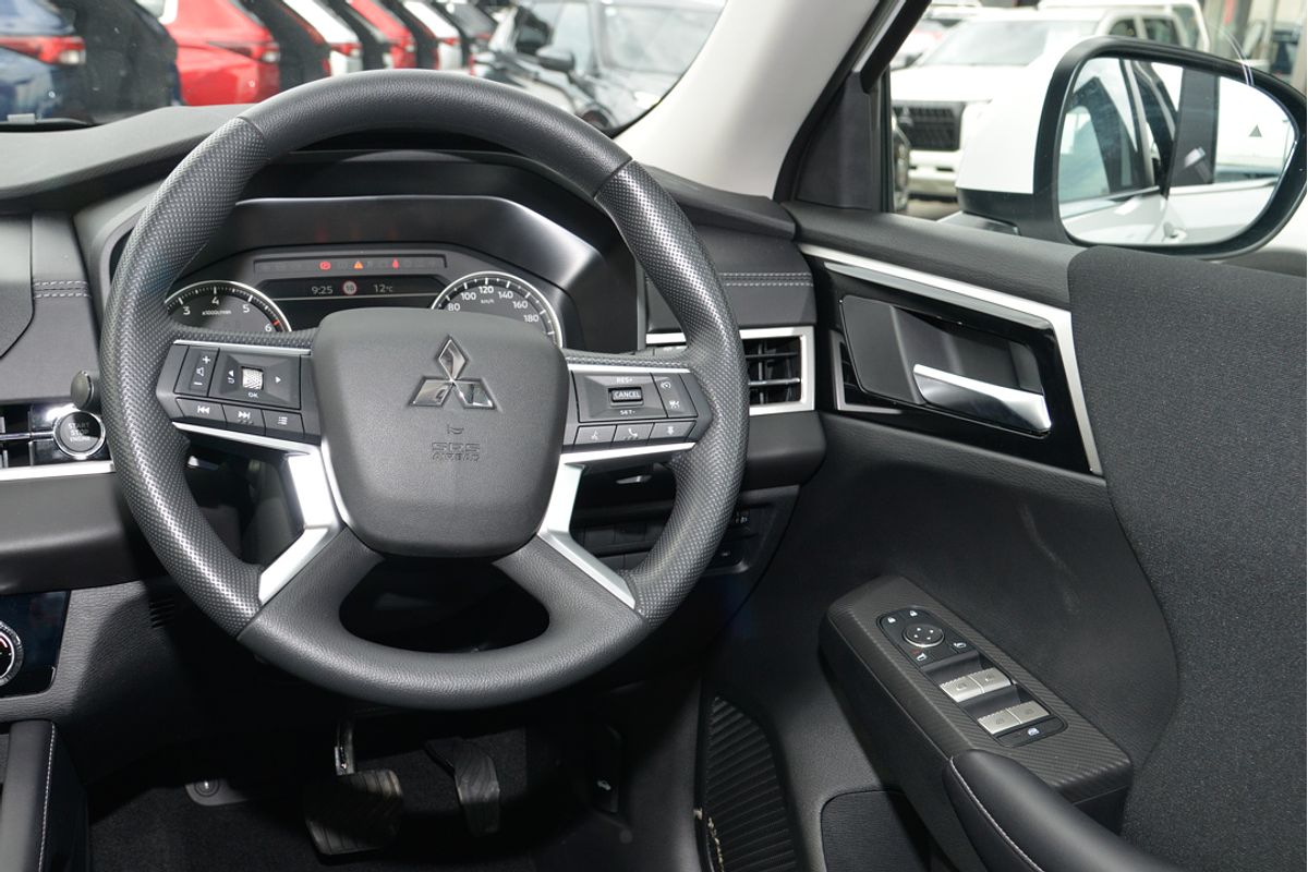 2024 Mitsubishi Outlander ES ZM