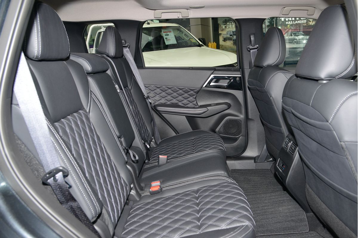 2024 Mitsubishi Outlander PHEV Exceed ZM