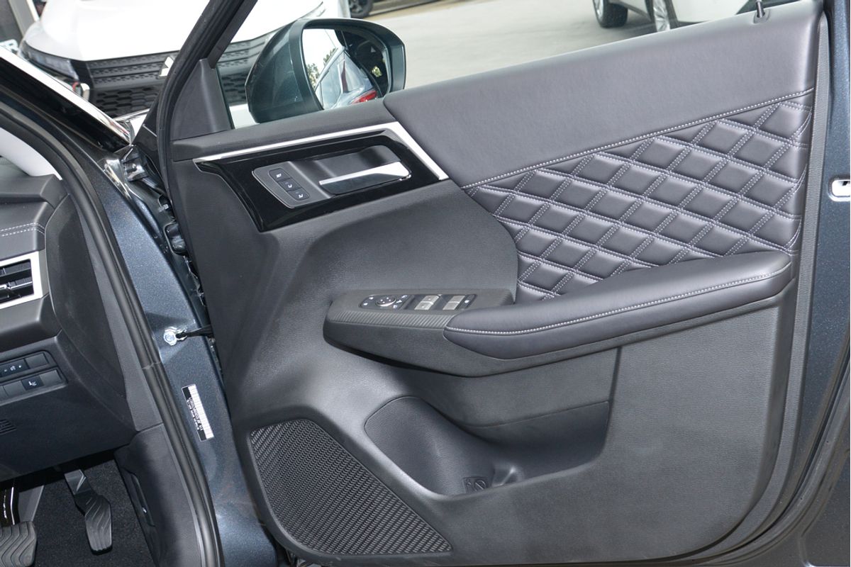 2024 Mitsubishi Outlander PHEV Exceed ZM