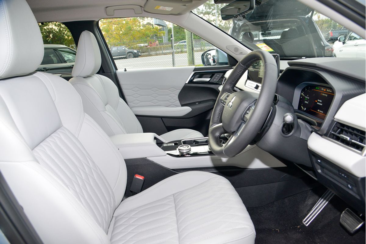 2025 Mitsubishi Outlander Exceed ZM