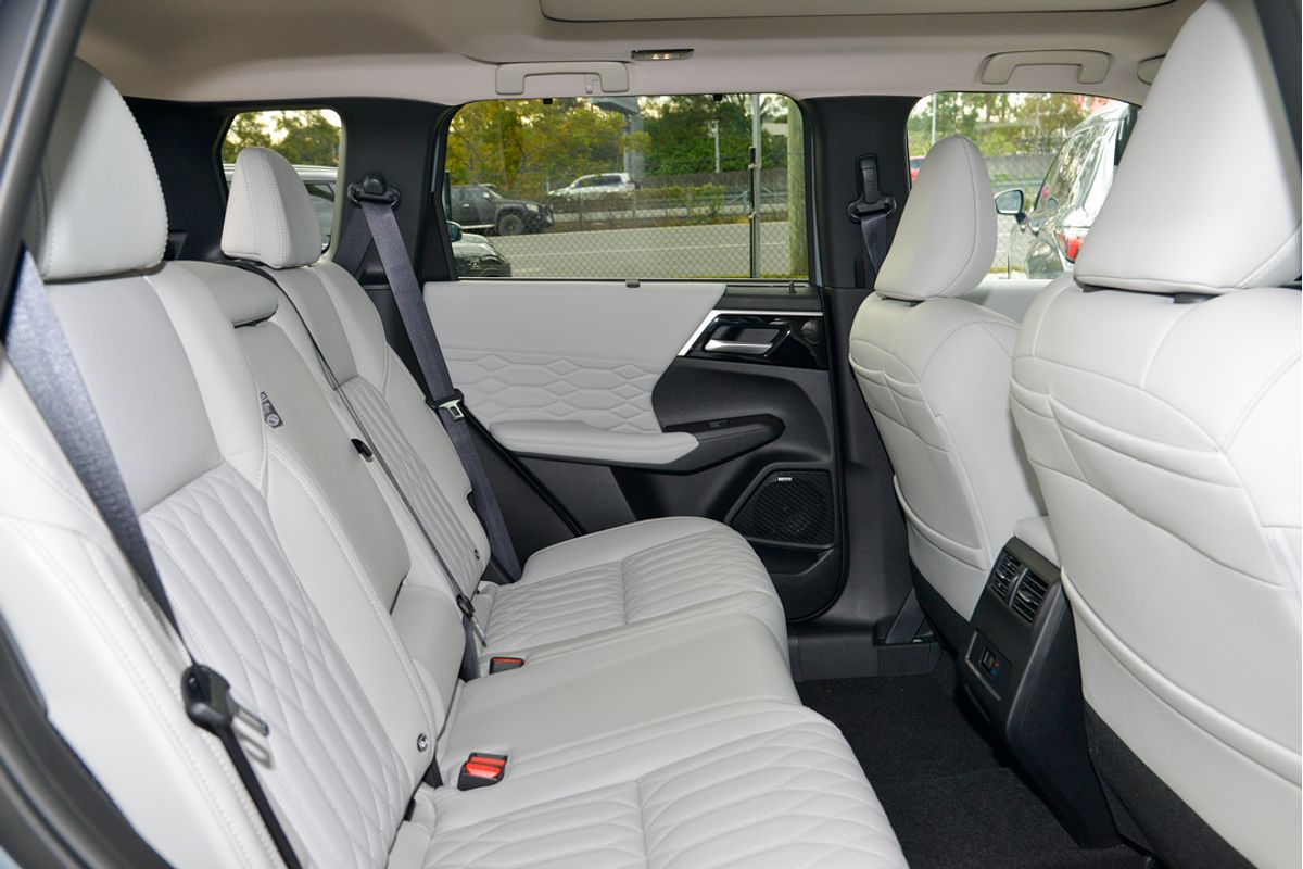 2025 Mitsubishi Outlander Exceed ZM