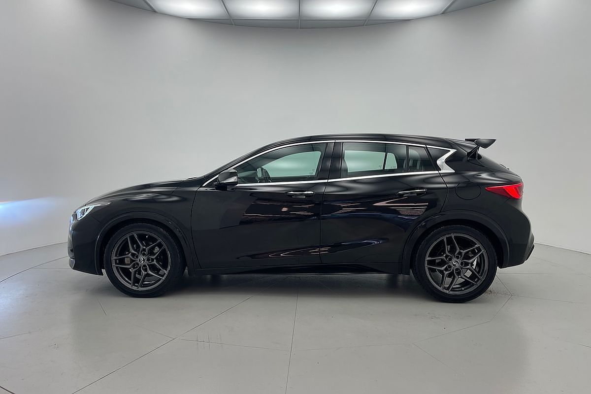 2016 INFINITI Q30 Sport H15