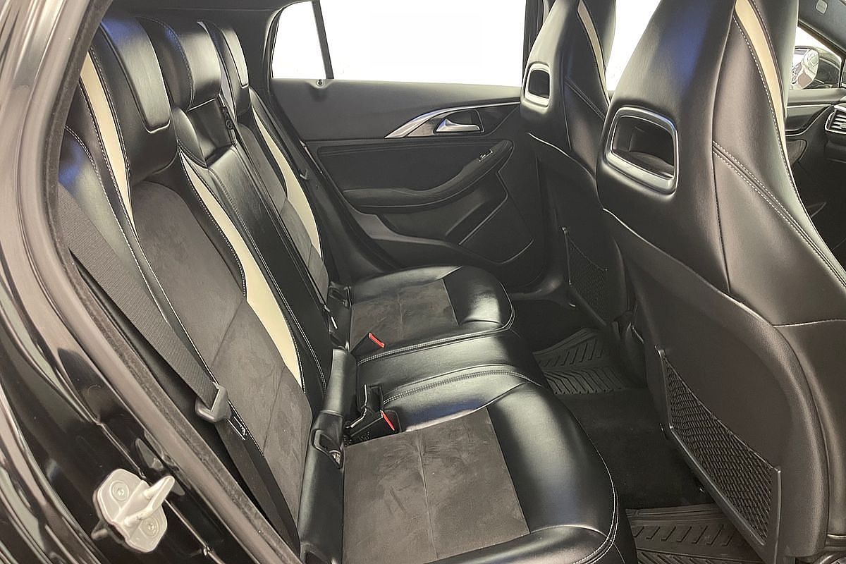 2016 INFINITI Q30 Sport H15
