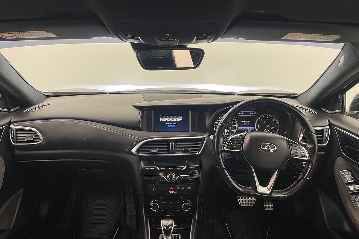2016 INFINITI Q30 Sport H15