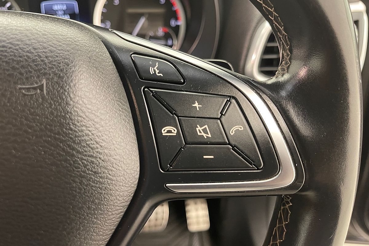 2016 INFINITI Q30 Sport H15