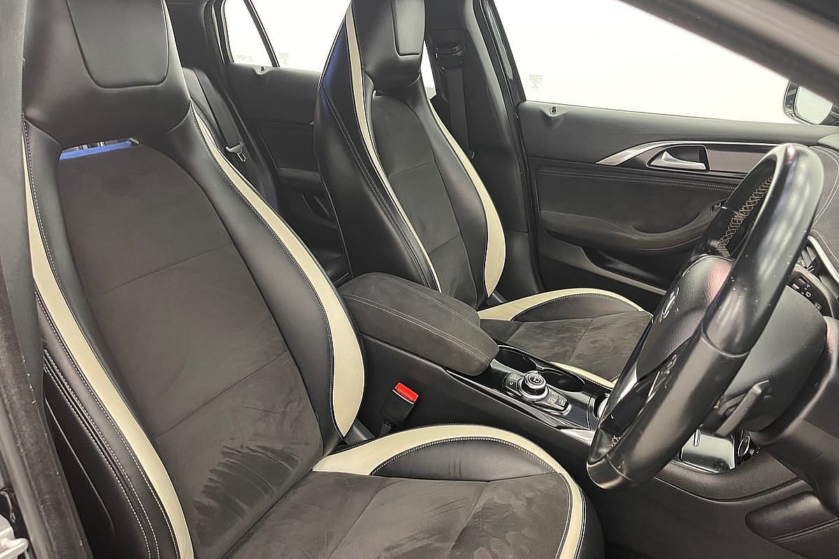 2016 INFINITI Q30 Sport H15