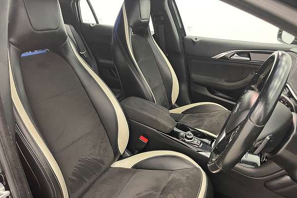 2016 INFINITI Q30 Sport H15