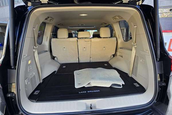 2022 Toyota Landcruiser Sahara FJA300R
