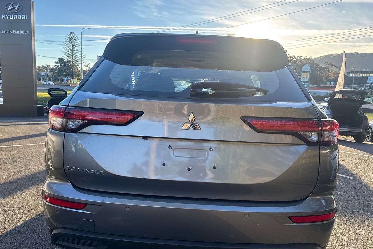 2023 Mitsubishi Outlander ES ZM