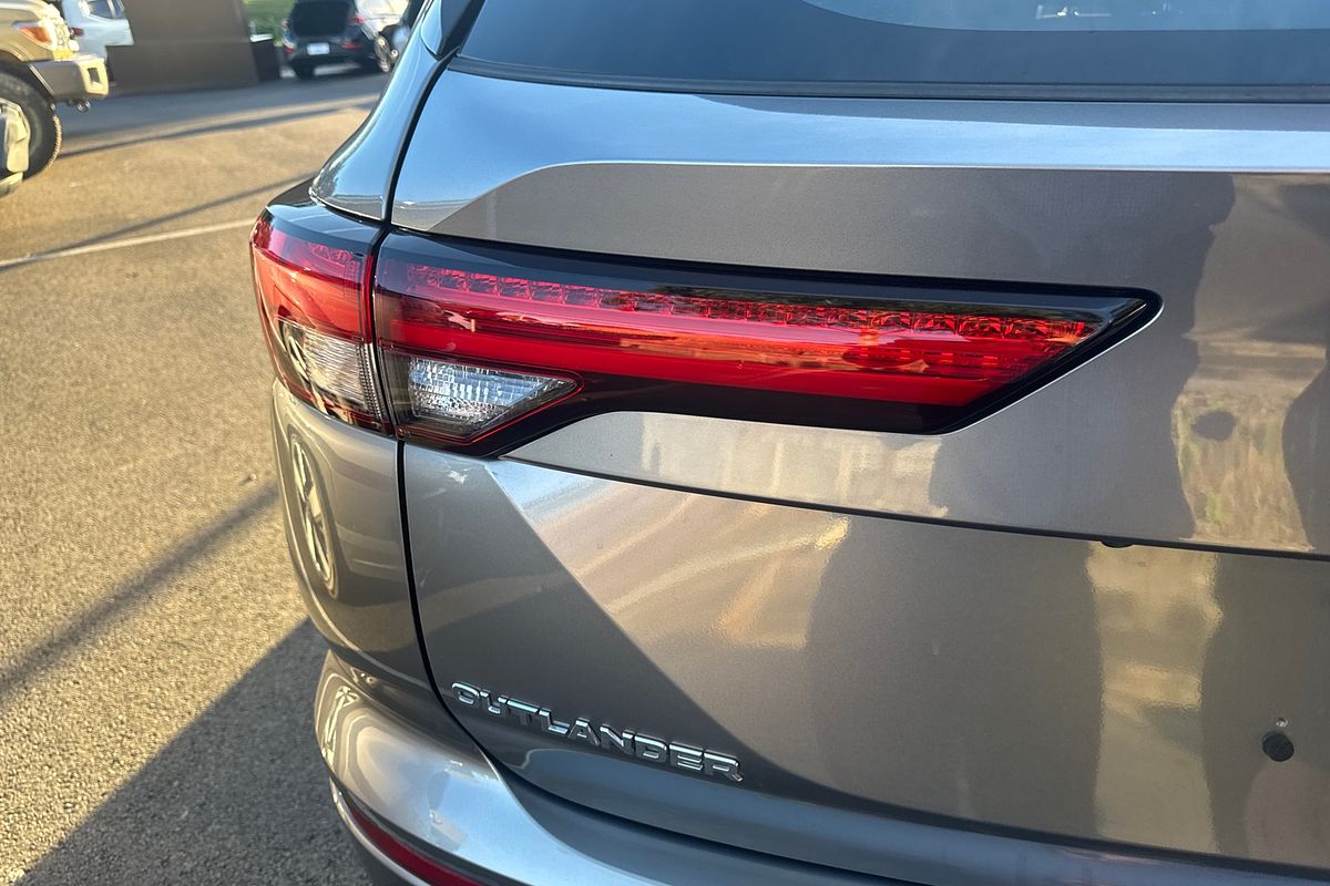 2023 Mitsubishi Outlander ES ZM