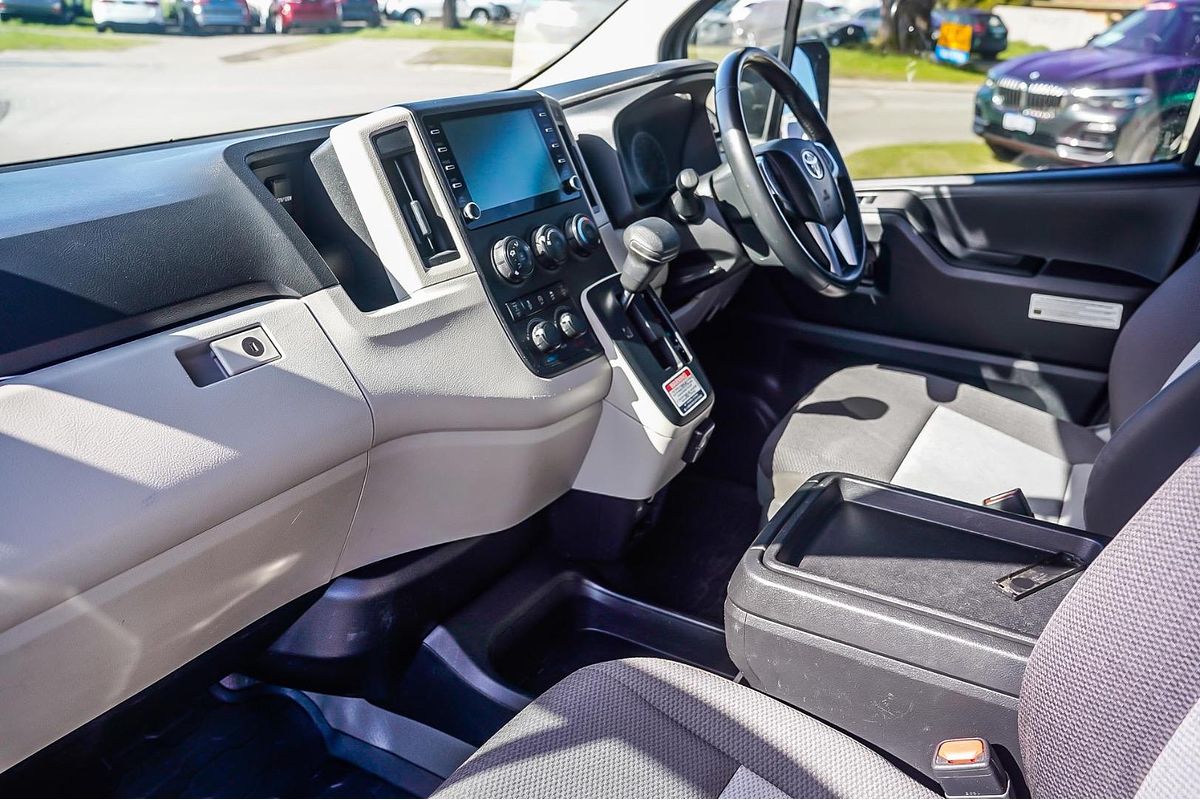 2022 Toyota Hiace Commuter GDH322R