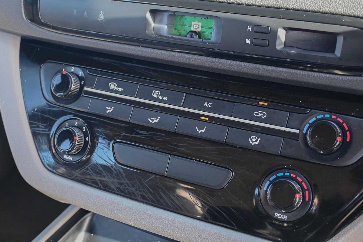 2017 Kia Carnival S YP