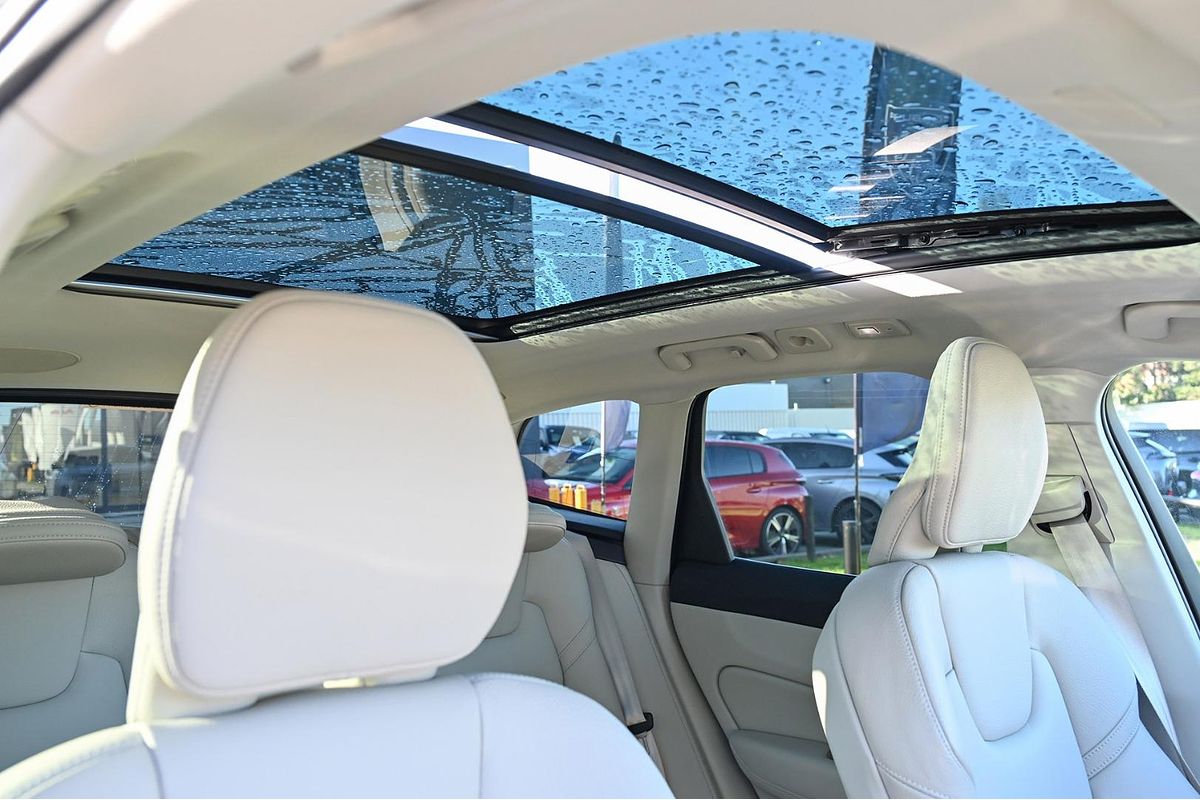 2022 Volvo XC60 B5 Inscription