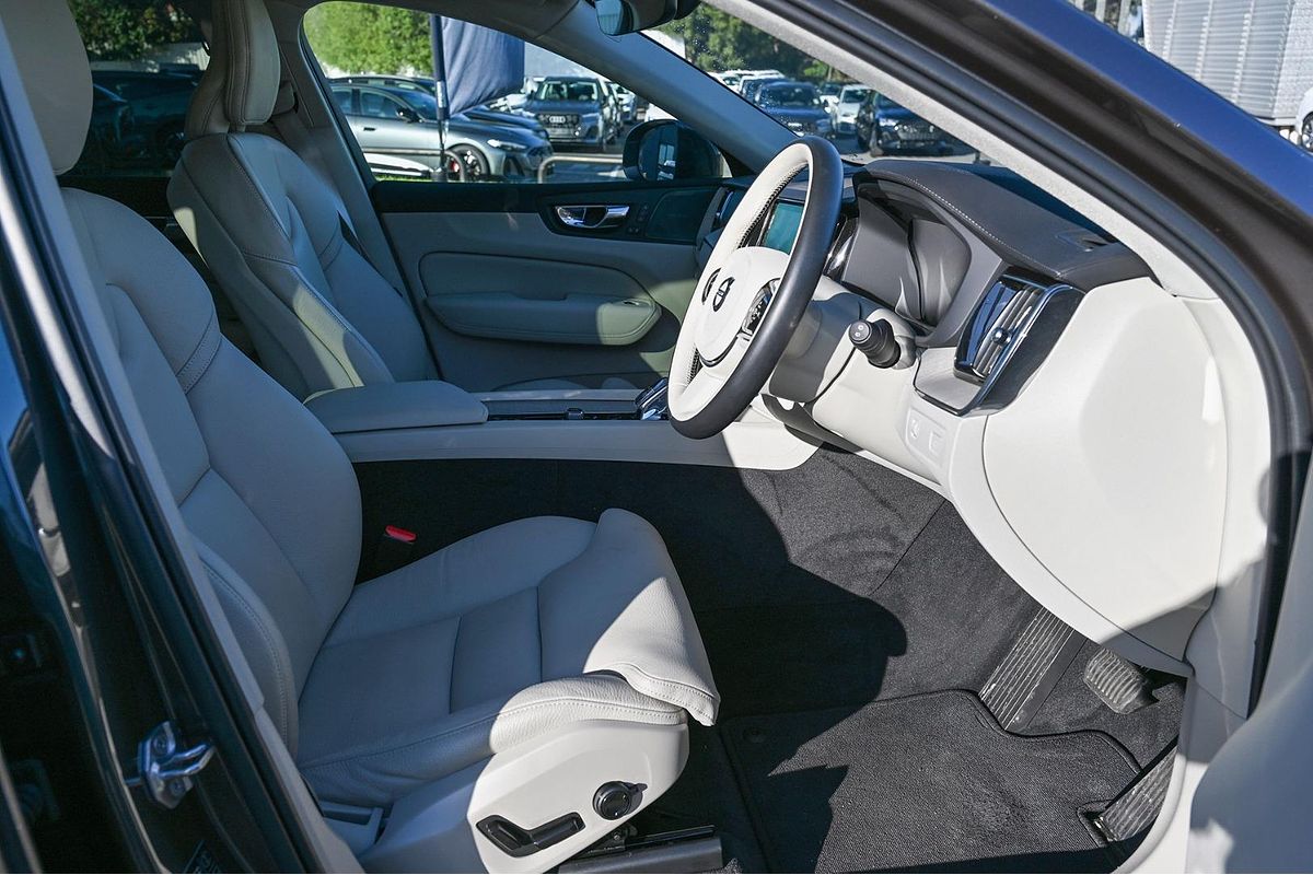 2022 Volvo XC60 B5 Inscription