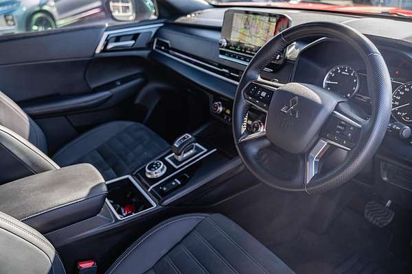2024 Mitsubishi Outlander Black Edition ZM