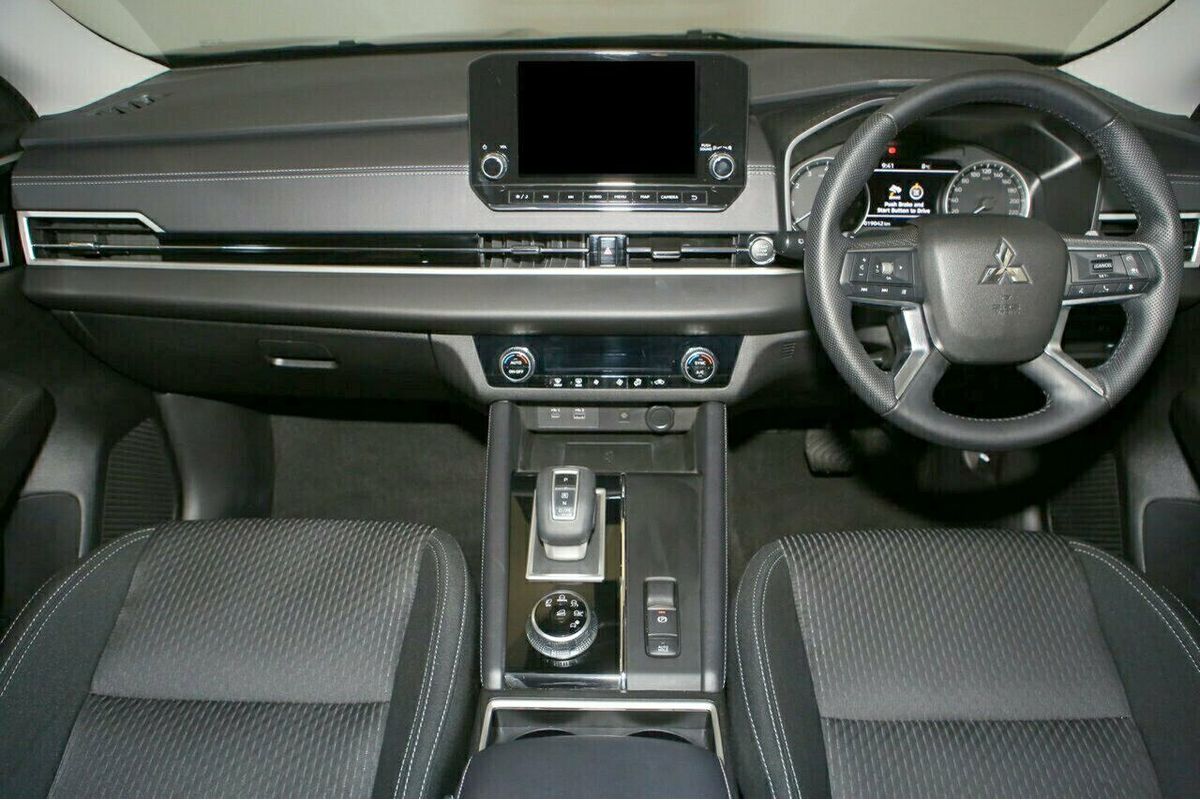 2024 Mitsubishi Outlander LS ZM