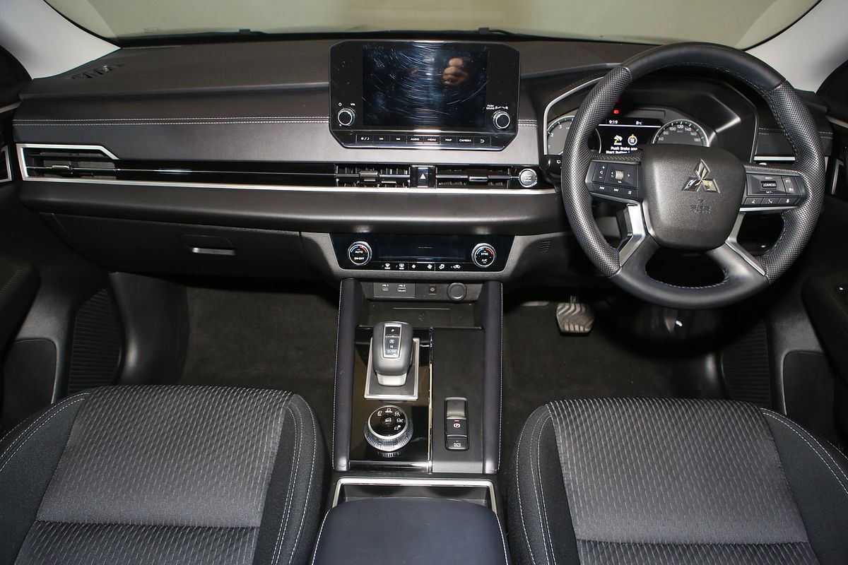 2024 Mitsubishi Outlander LS ZM