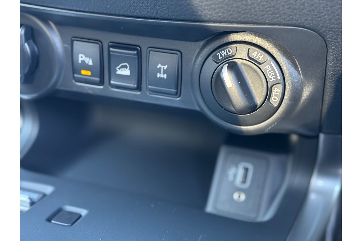 2025 Nissan Navara ST D23 4X4