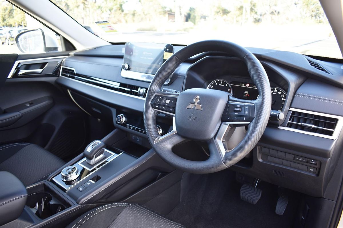 2024 Mitsubishi Outlander ES ZM