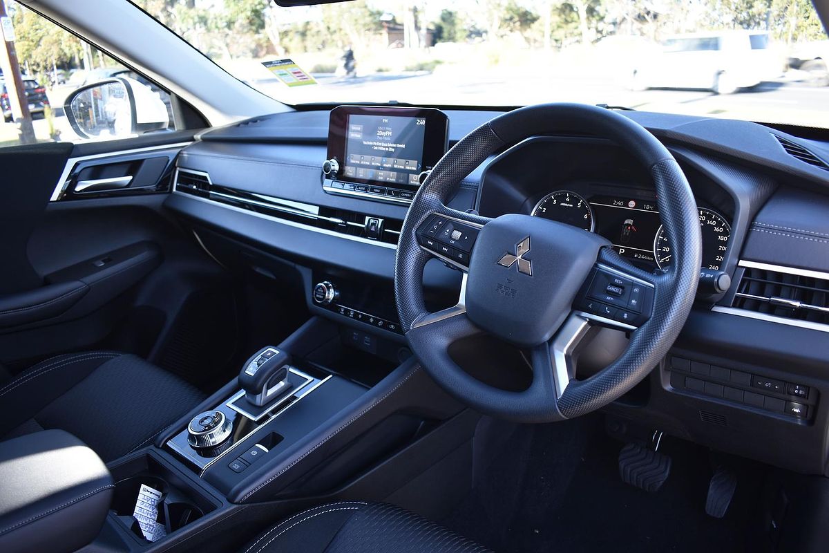 2024 Mitsubishi Outlander ES ZM